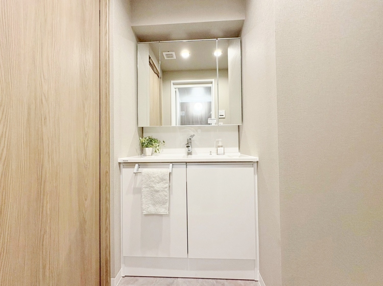 洗面 何かと物が増える場所だからこそ、スッキリと見映えの良い空間に。