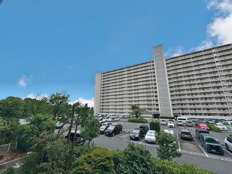 バルコニー 窓を開けると広がる青空。心をリフレッシュして日々を過ごしていきましょう。