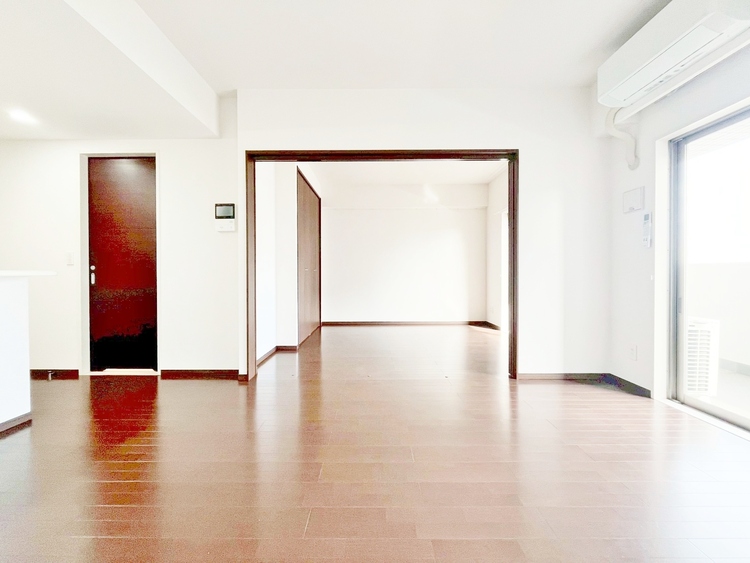 居間 居心地の良い空気感は、暮らしのステージを彩り、心からのやすらぎと満足感を与えてくれます。