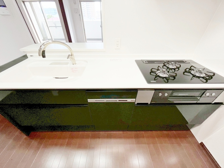 キッチン スマートな意匠と充実の機能を備えたキッチンが、暮らしにおいしい彩りを添えます。