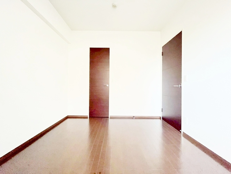 寝室 ベッドも十分に設置するスペースがあります。