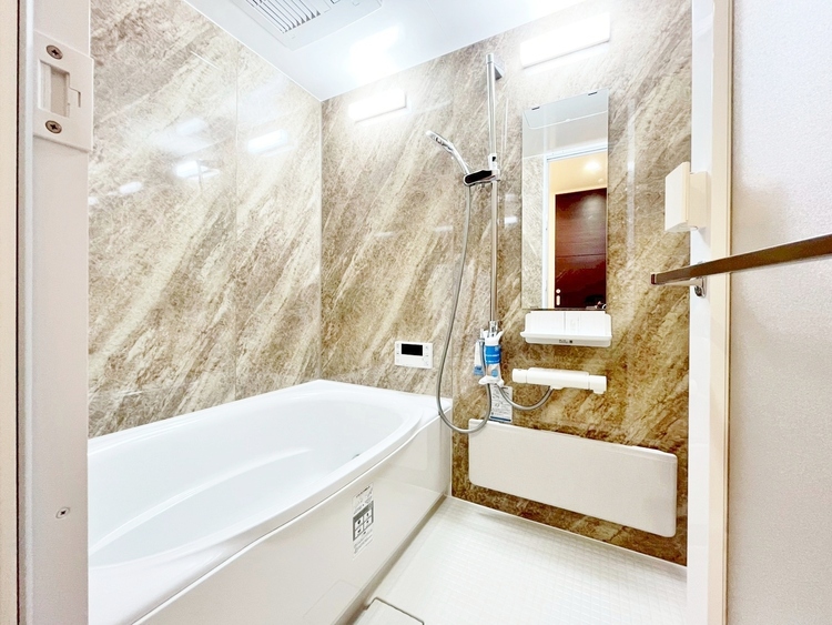 風呂 一日の疲れを癒すバスルームは、心地よいリラックスを叶える清潔感溢れる空間です。