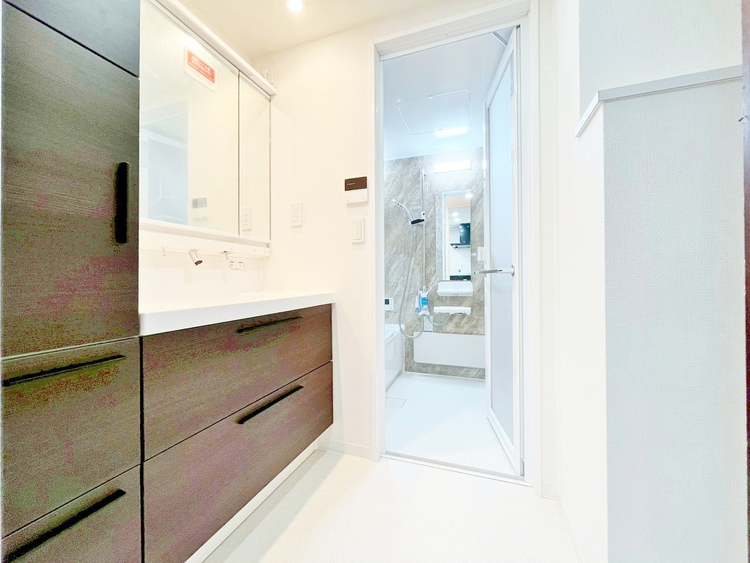 洗面 清潔感と心地よさを重視した、上質感漂うパウダールーム。