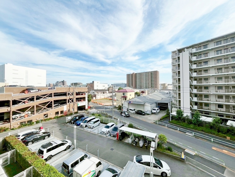 バルコニー 窓を開けると広がる青空。心をリフレッシュして日々を過ごしていきましょう。