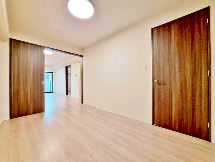 居間 忙しく過ぎゆく日常を置き去るほど、ゆったりした時間が流れるリビング。