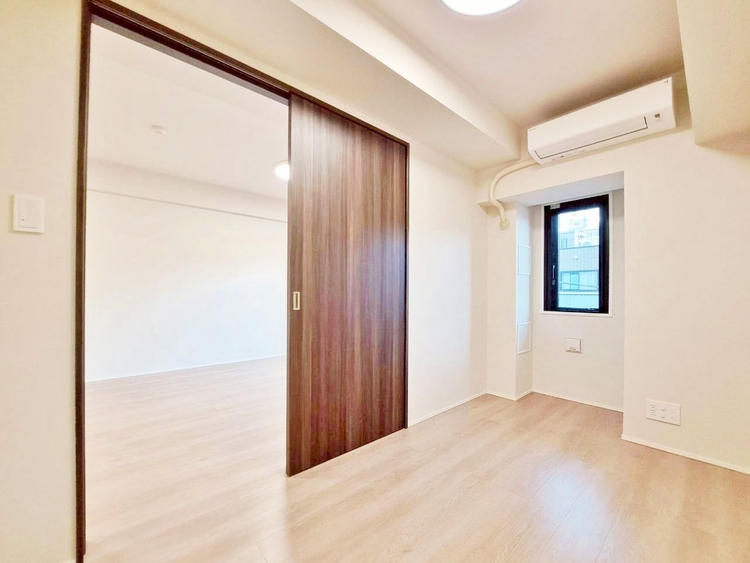 寝室 ベッドも十分に設置するスペースがあります。