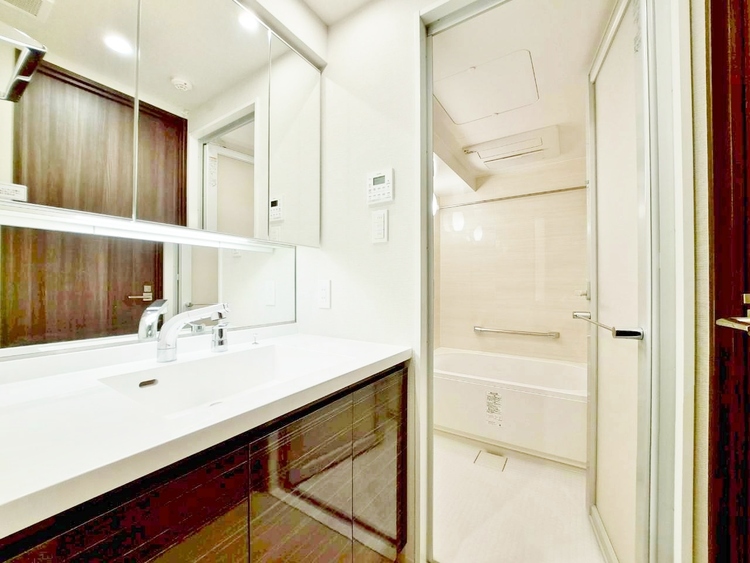 洗面 何かと物が増える場所だからこそ、スッキリと見映えの良い空間に。