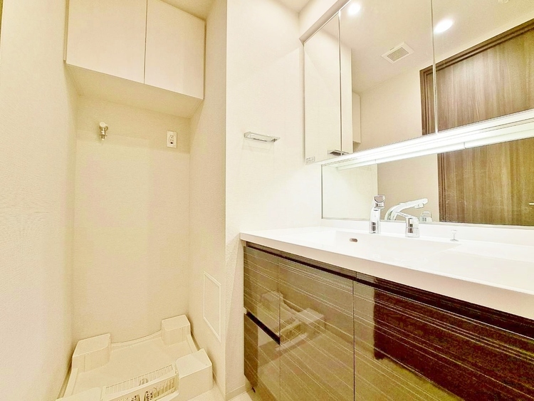 洗面 清潔感と心地よさを重視した、上質感漂うパウダールーム。