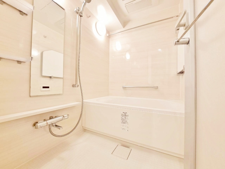 洗面 一日の疲れを癒すバスルームは、心地よいリラックスを叶える清潔感溢れる空間です。