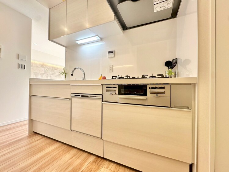 キッチン スマートな意匠と充実の機能を備えたキッチンが、暮らしにおいしい彩りを添えます。