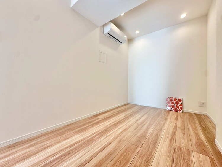 寝室 ベッドも十分に設置するスペースがあります。