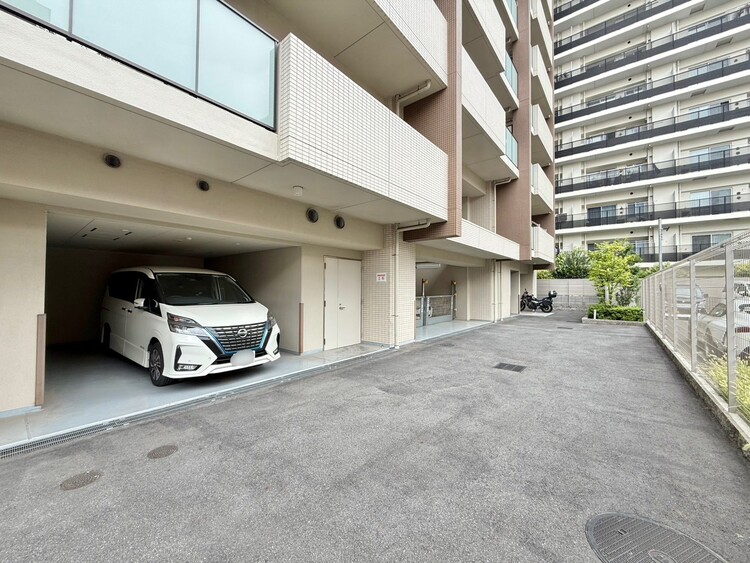 駐車場 本物件の駐車スペースです。車種制限のある場合もございますので、お気軽にお問い合わせくださいませ。