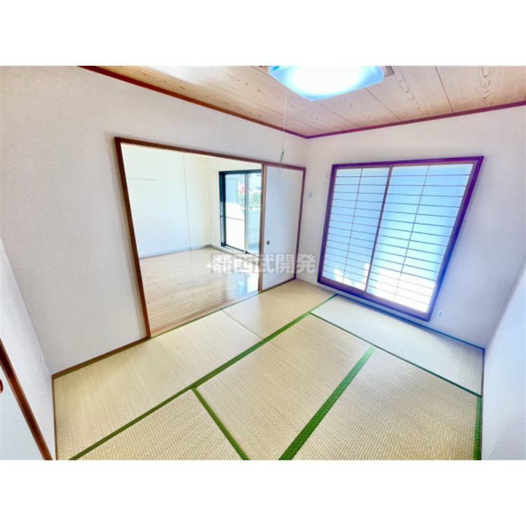 内装 日本特有の部屋「和室」。障子越しに溶け込む太陽の明かりは、心を和ませてくれます。