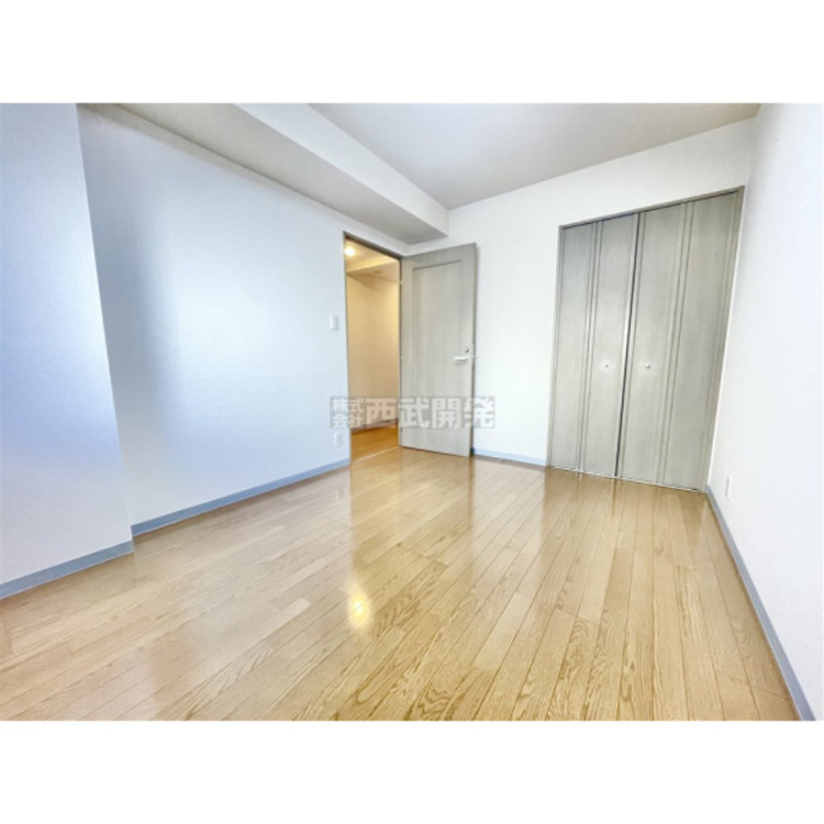 内装 洋服などをすべて収納して室内空間は広々快適