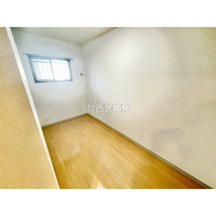 内装 明かり取りの窓が一つあるだけでお部屋の印象がぐっと変わります。