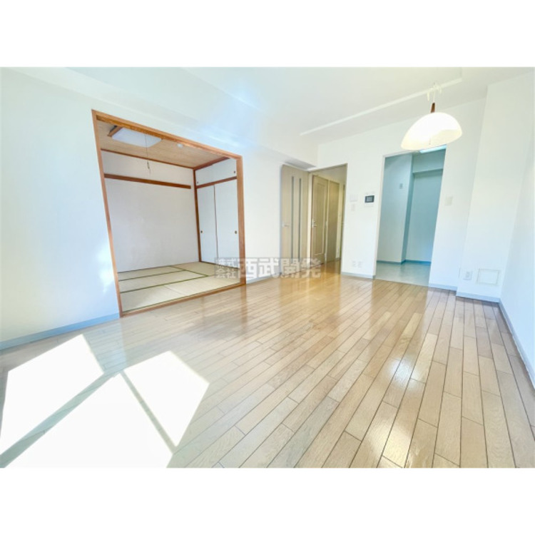 居間 リビングには太陽の光が射し込みます。家族が集まる場所だからこそ、明るい空間作りがかかせません。