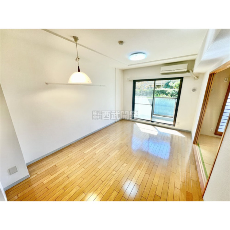 居間 柔らかな光が射し込む家族団らんのＬＤＫ