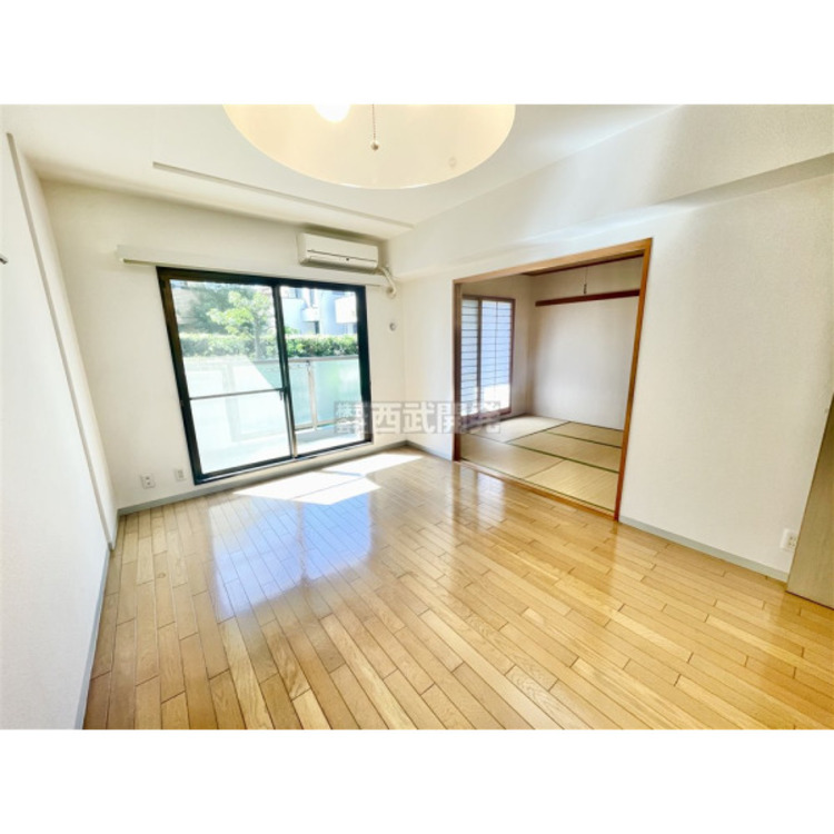 居間 和室と続いているLDK。小さなお子様がいらっしゃるご家庭でも、全体を見渡せるので安心です。