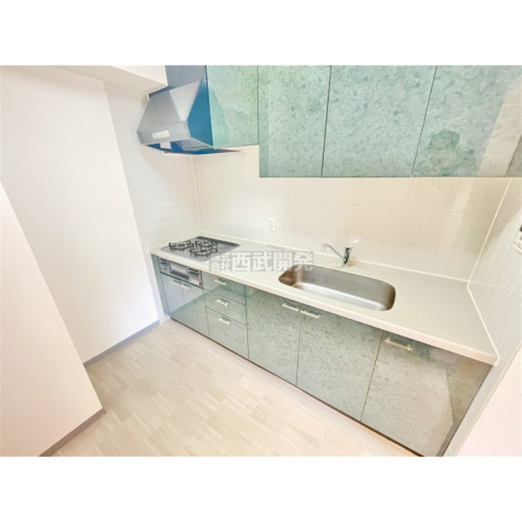 キッチン 吊り戸棚も付いていて収納豊富なキッチンです。