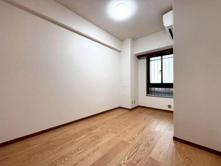 内装 窓から注がれる光で家族とのコミュニケーションも明るくなりそうな居室です。