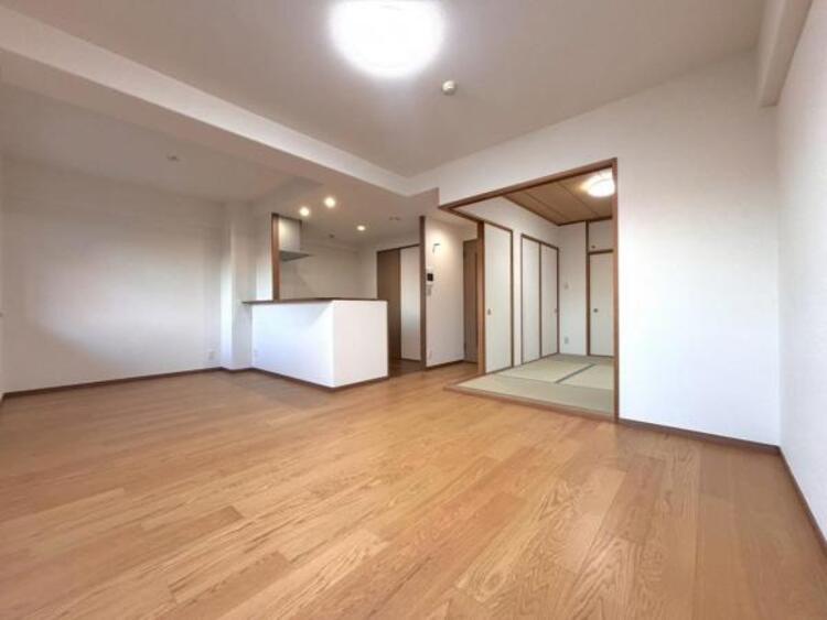 居間 くつろげるリビングは話に夢中になりすぎて時間を忘れてしまう。そんな束の間の幸せを感じられる空間です。