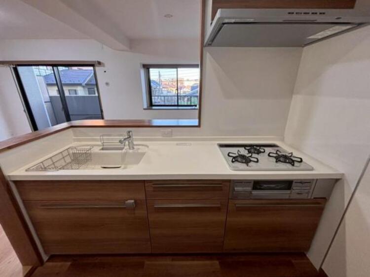 キッチン 人気のカウンターキッチン。出来上がったお料理をダイニングにいるパパやお子様にそのまま手渡しすることが出来ます。