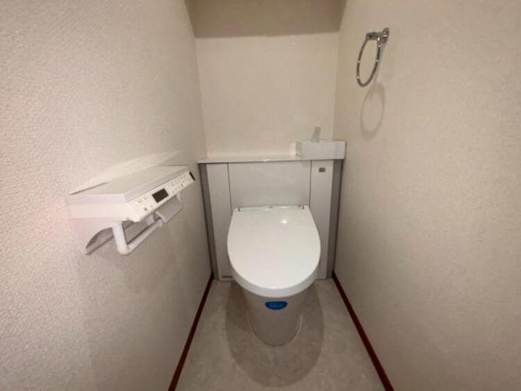 トイレ 毎日使う場所だからこそ、使い勝手を考慮しました。白を基調に、飽きのこない空間は質感豊かな仕上がりとなっております。