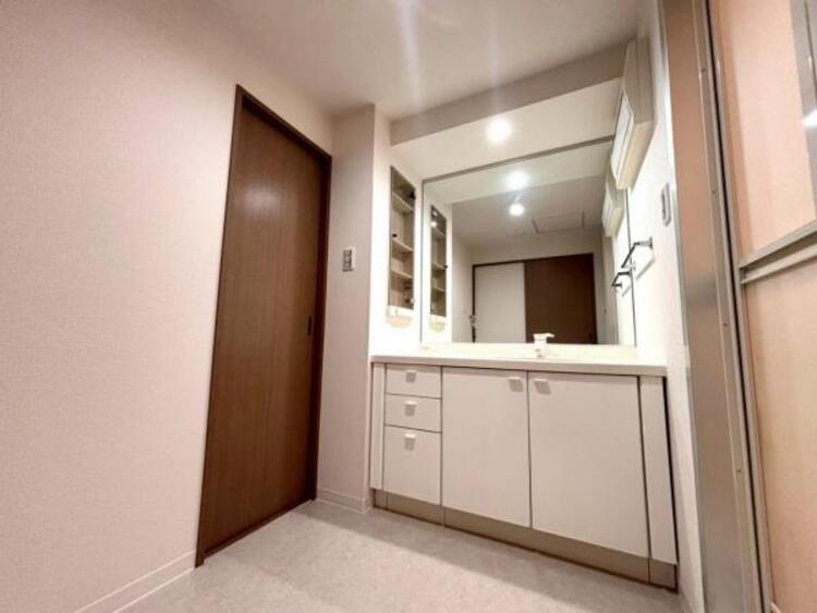 洗面 清潔感と機能性を備え一日の始まりと終わりを心地よく演出してくれるパウダールームです。