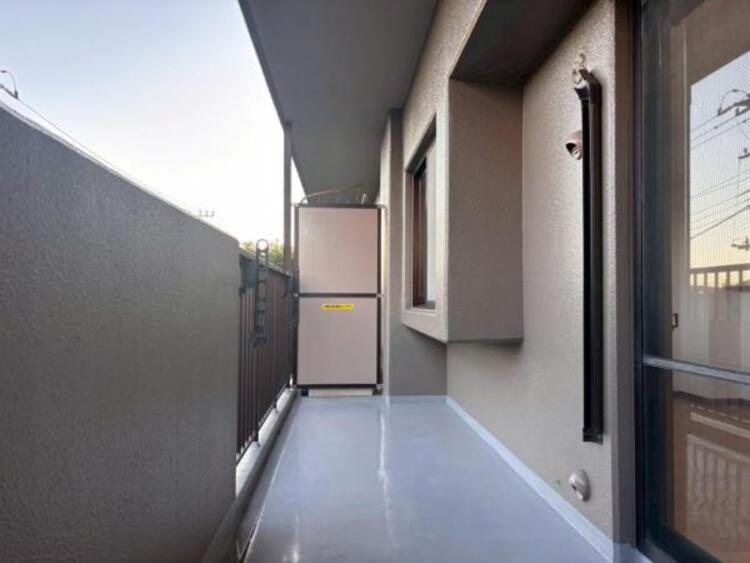 バルコニー 使い易いバルコニー。やわらかな陽射し・心地よい風。どこまでも広がる空の下、限りない開放感を味わえる空間です。