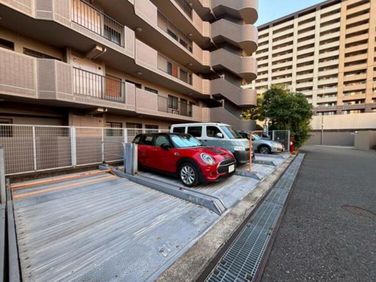 駐車場 マンションの敷地内に設けられた駐車スペースなので重い荷物の出し入れの負担を最小限に抑えられます。