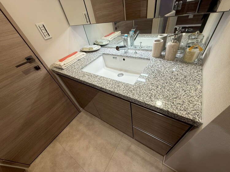 その他 清潔感を感じられる洗面化粧台。