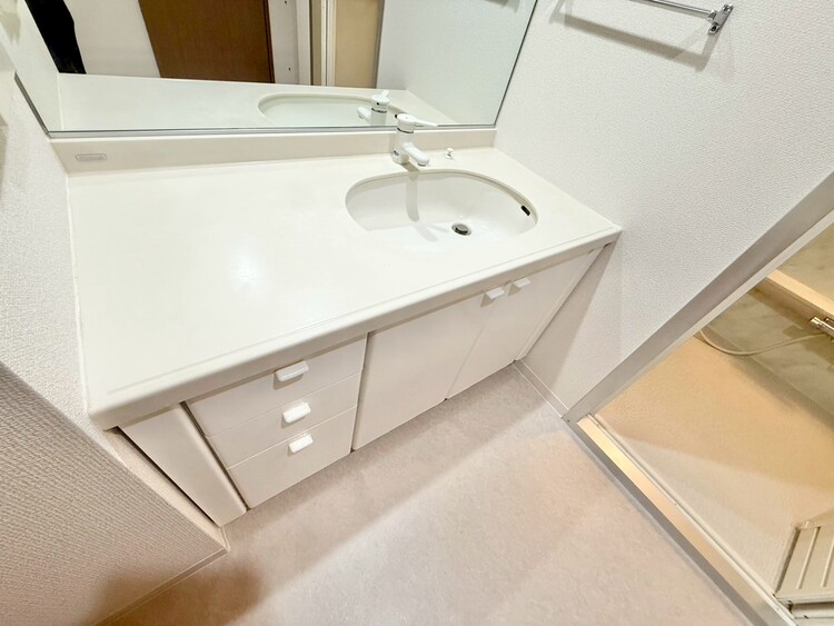 その他 清潔感を感じられる洗面化粧台。