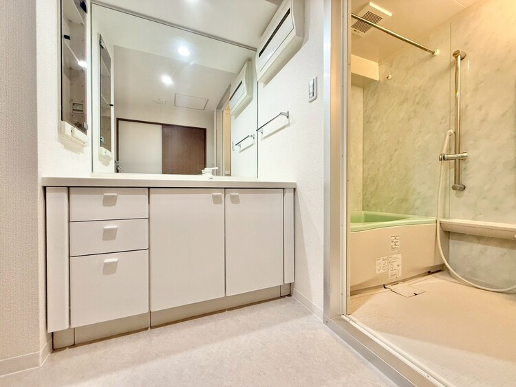 その他 十分な広さの脱衣所。