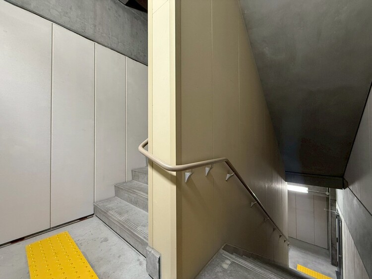 その他 共用部の階段です。明るく清潔に管理されています。