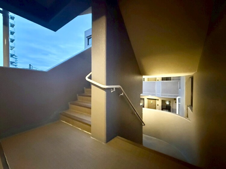 その他 共用部の階段です。明るく清潔に管理されています。