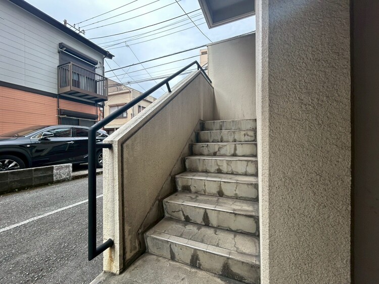 その他 共用部の階段です。明るく清潔に管理されています。