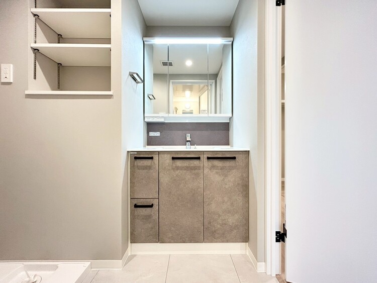 その他 清潔感を感じられる洗面化粧台。