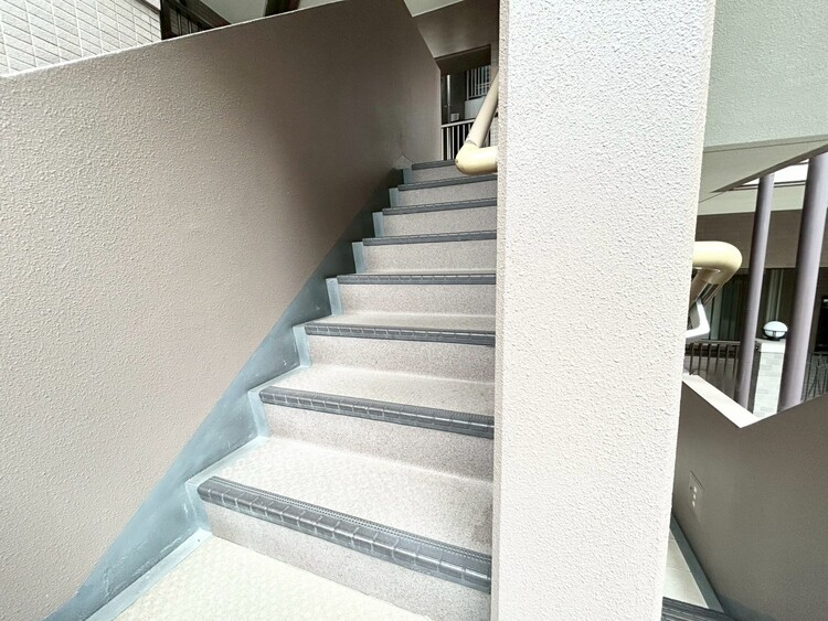 その他 共用部の階段です。明るく清潔に管理されています。