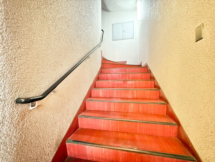 その他 共用部の階段です。明るく清潔に管理されています。