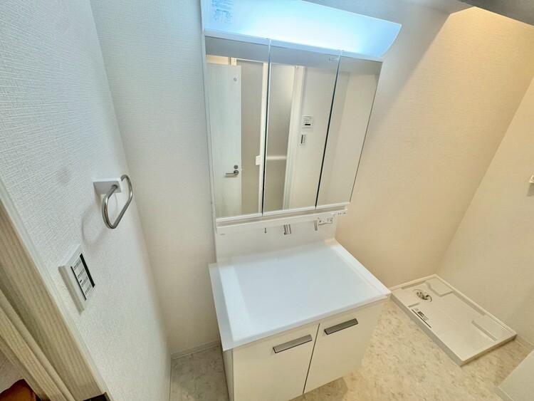 その他 清潔感を感じられる洗面化粧台。