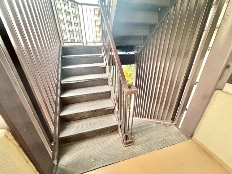 その他 共用部の階段です。明るく清潔に管理されています。