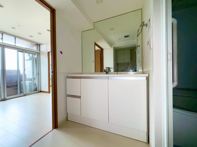 その他 清潔感を感じられる洗面化粧台。