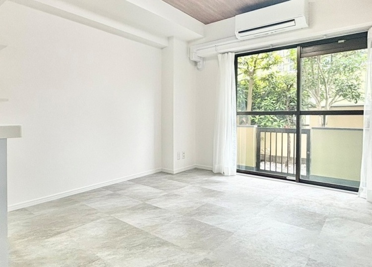 内装 ◆リビング◆たくさんの窓から注ぐ太陽の光。時間の経過とともに光と影のコントラストがこの空間のムードを変え、部屋に変化と温もりをもたらしてくれる。