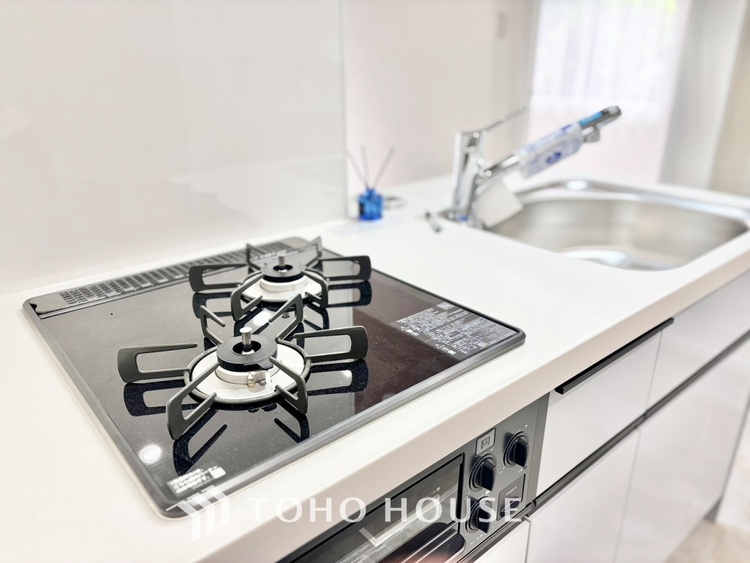 キッチン ◆キッチン◆美しく使いやすいキッチンは油汚れが簡単に拭き取れる素材で加工されており、浄水器シャワーから流す水の音を軽減する静かなシンクを採用。見えないところにさり気ない配慮が嬉しいですね