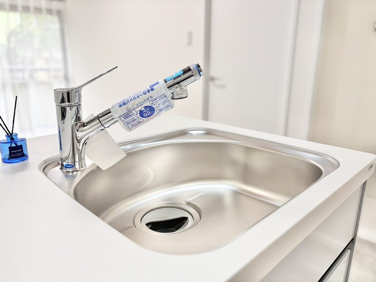 キッチン ◆今宵の食卓◆ダウンライトに反射するグラスを眺めながらワインを注ぐ。トクトクと心地いい音をさせながら、フランスの古城を思わせる薫りがたちこめ、とても幸せな時を過ごせる。