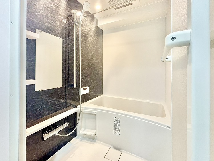 風呂 ◆浴室◆の温もりを感じ、ふわりと寄り添う太陽の妖精たちが自然と僕達を微睡ませる。うとうとしたい訳ではないがそんな時間が嫌いじゃない自分がここにいる。