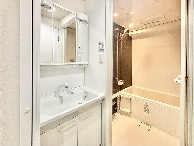 洗面 ◆洗面◆清潔感のある水回り。白で統一されたスタイリッシュな空間。毎日使う場所だから究極にシンプルにこだわりました。