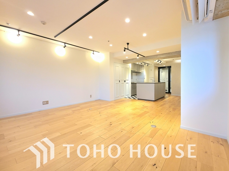 内装 南東向きの窓から、豊かな光が降り注ぐ広々としたリビングです。明るい木目調のフローリングと白を基調とした壁が、開放感あふれる空間を演出します。