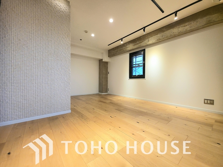 内装 温かみのある木目調のフローリングと白い壁が、清潔感あふれる空間です。窓が2つあり、明るく開放的。ベッドやデスクを置いてもゆとりのある広さで、快適に過ごせます。