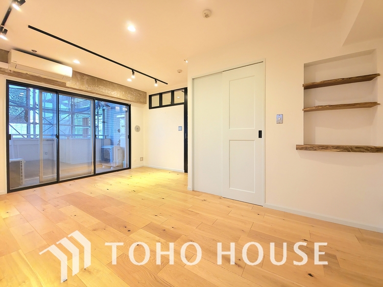 内装 明るい窓から光が差し込む、居心地の良い子供部屋です。温かみのある木目調のフローリングと白い壁は、どんなインテリアにも馴染みます。エアコンも完備され、一年中快適に過ごせます。